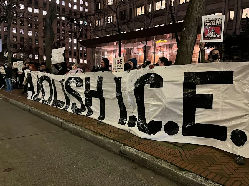 Руководство Сиэтла противостоит федеральным иммиграционным службам после рейдов ICE в Северном Сиэтле